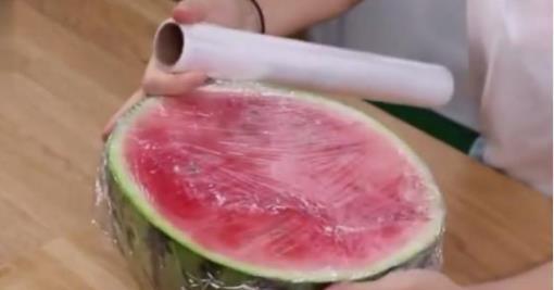 农村大妈吃瓜的视频,欢乐瞬间引网友热议 农村大妈吃瓜的视频,欢乐瞬间引网友热议