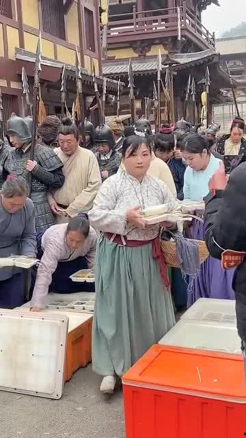吃瓜群众领盒饭视频,揭秘网络热传视频背后的故事 吃瓜群众领盒饭视频,揭秘网络热传视频背后的故事