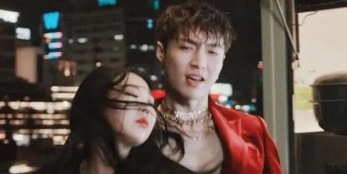 女音乐人吃瓜视频在线观看,吃瓜视频引发网友热议 女音乐人吃瓜视频在线观看,吃瓜视频引发网友热议